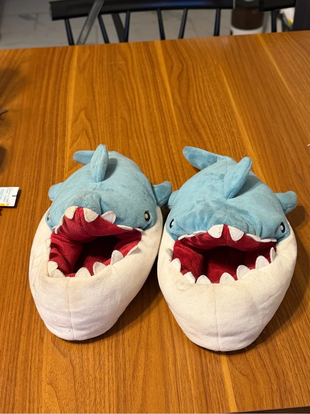 Shark slippers - Picture 2 of 4